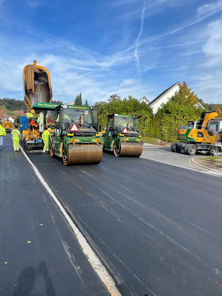 Zwei Walzen und ein Belagsfertiger der Kern Strassenbau AG beim Belagseinbau