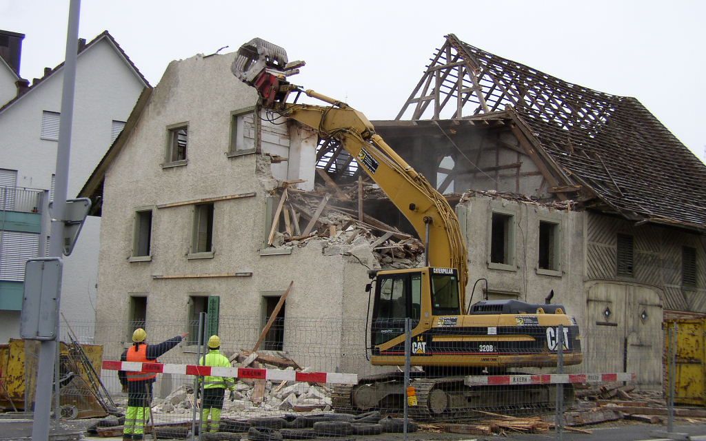 Abbruchbagger der Kern Strassenbau AG reisst ein altes Wohnhaus ab