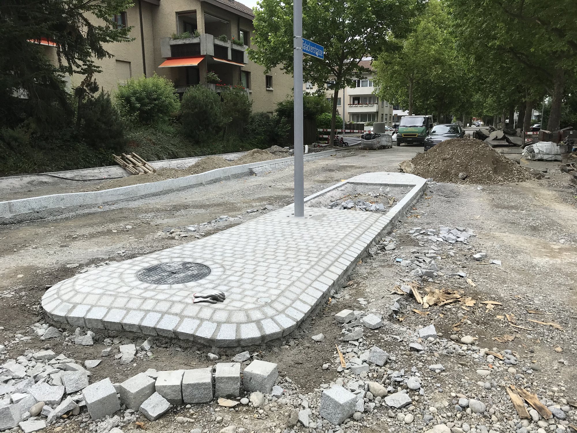 Gepflasterte Verkehrsinsel mit Granitrand