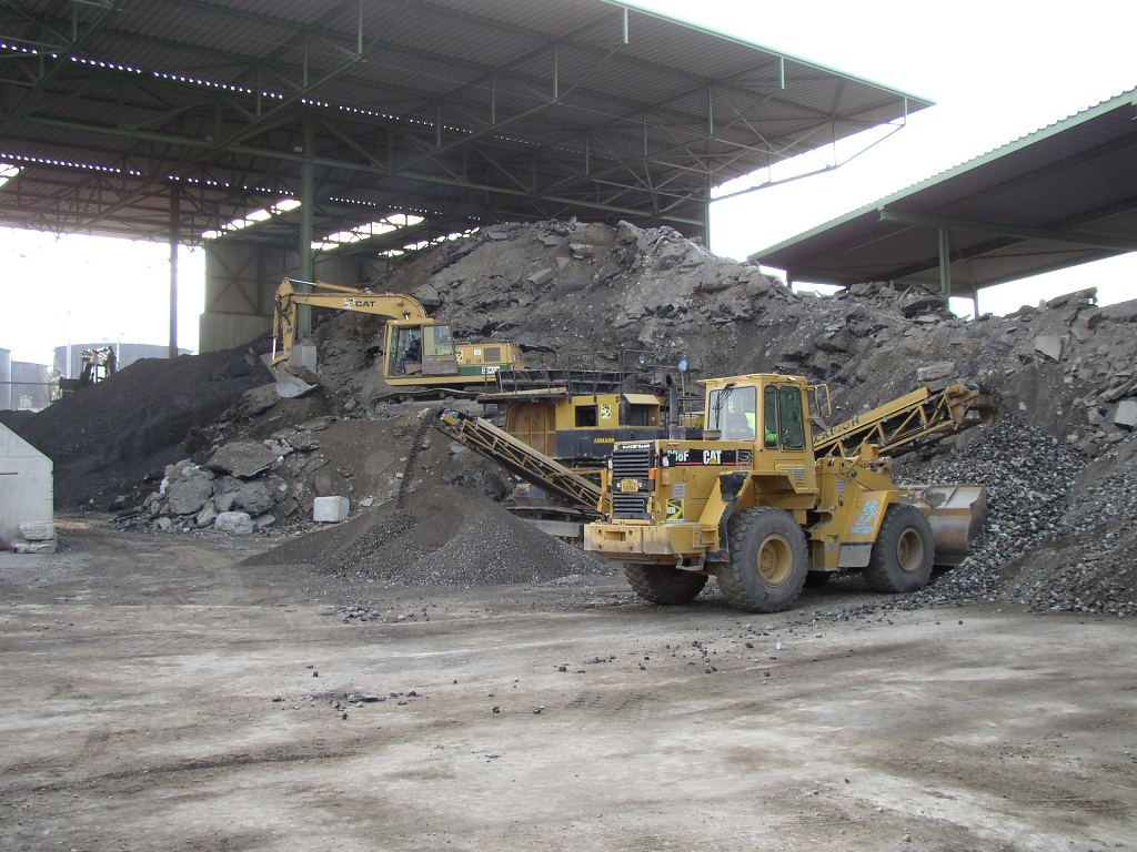 Radlader und Brechanlage im Kieswerk der Kern Strassenbau AG
