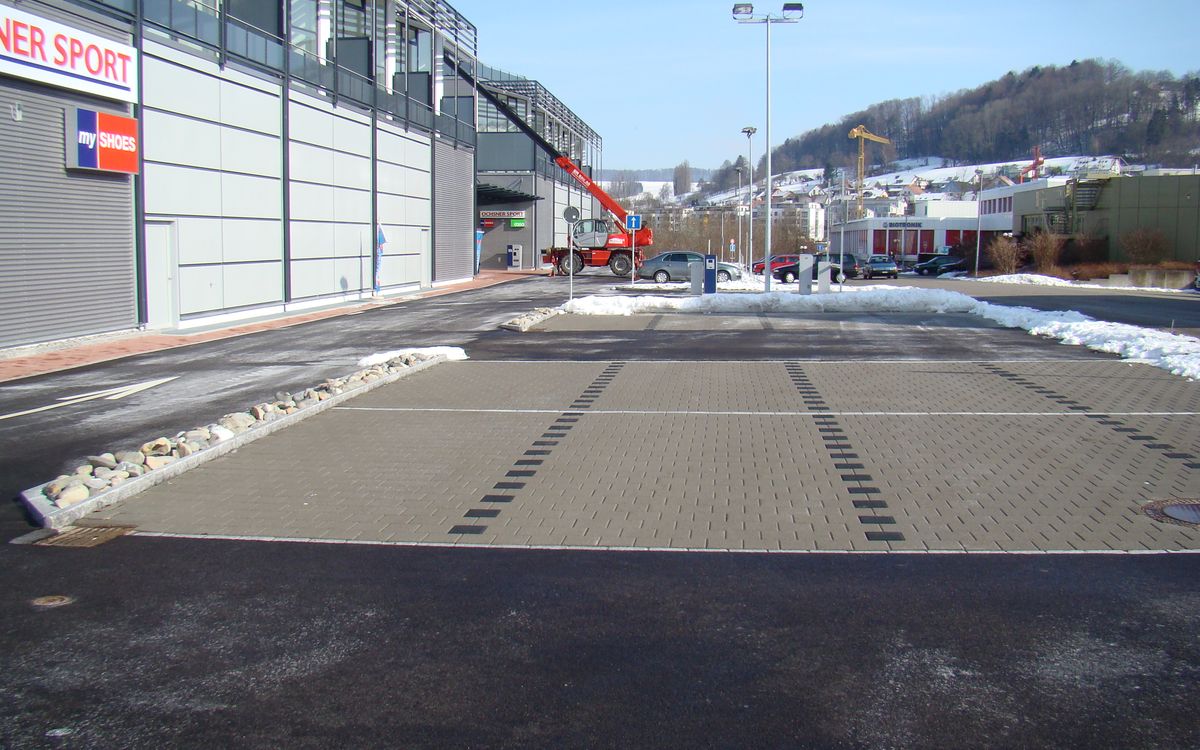 Frisch gepflästerter Parkplatz vor einem Geschäftshaus
