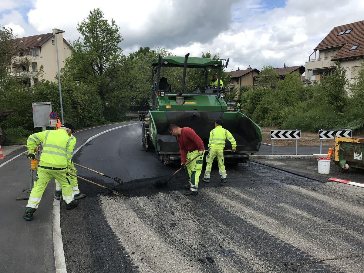 Belagseinbau der Kern Strassenbau AG mit Fertiger und Strassenbauern