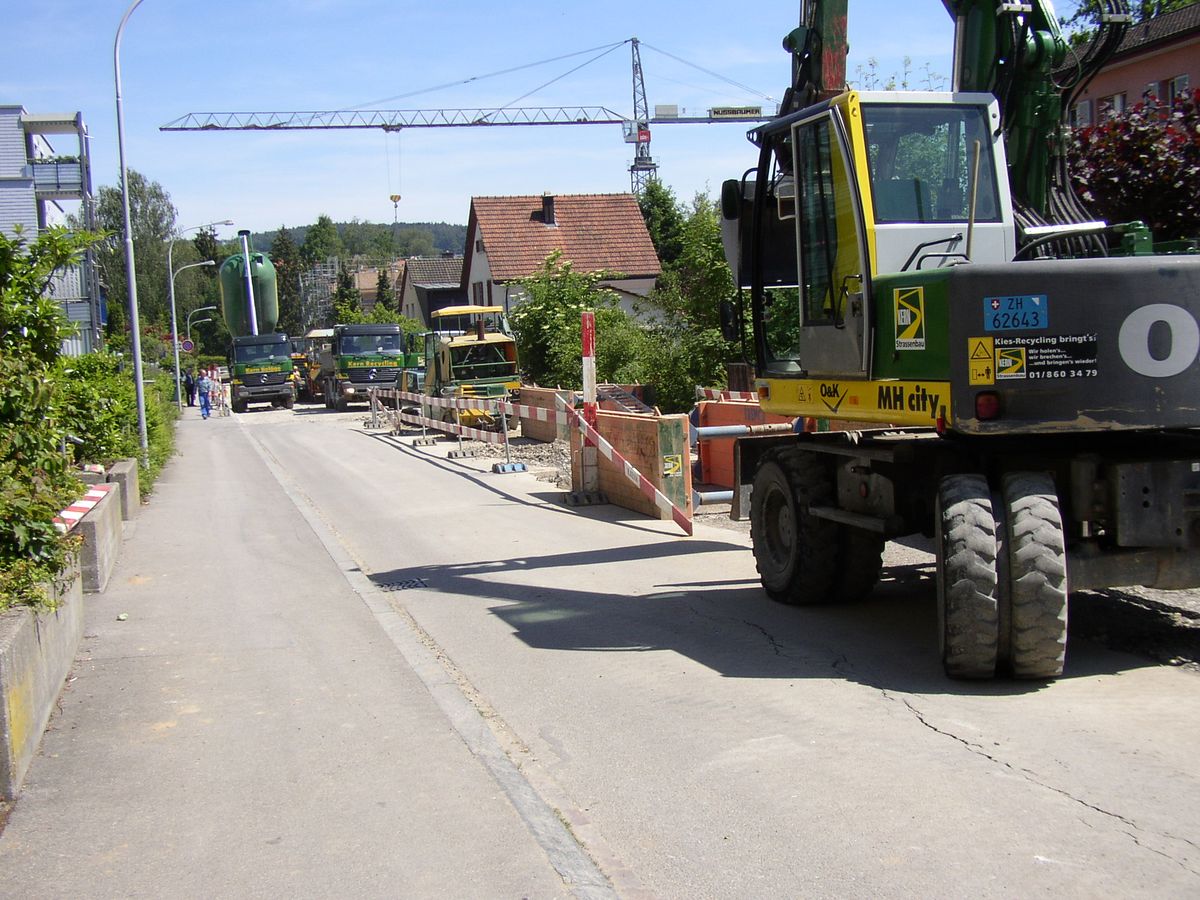 Bagger der Kern Strassenbau AG auf einer Tiefbau-Baustelle im Quartier