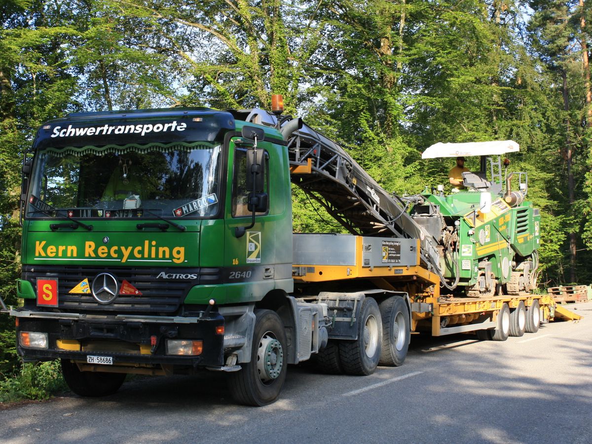 Tieflader der Kern Strassenbau AG mit einer Strassenfräse
