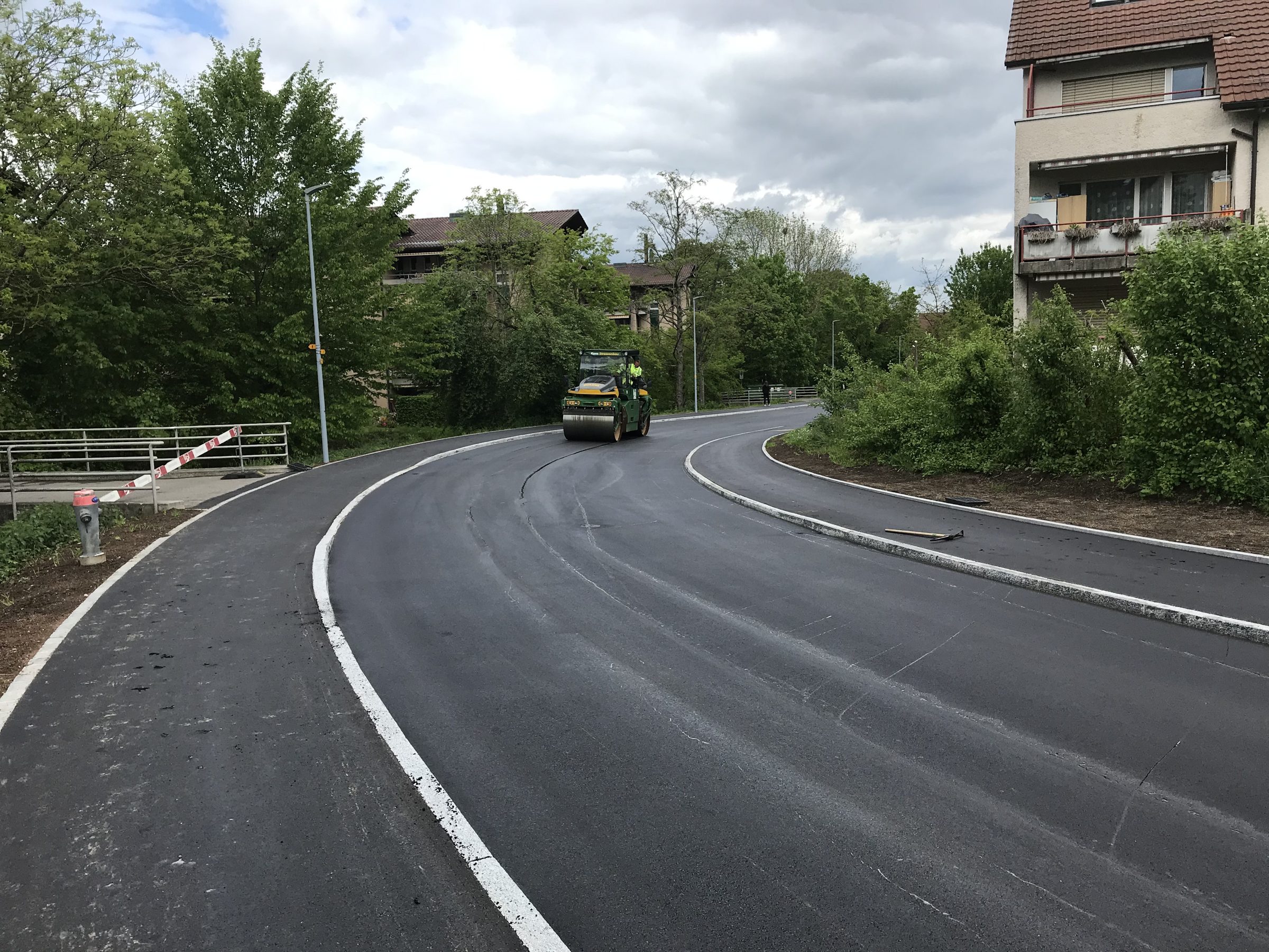 Neu asphaltierte Strasse mit frischen Randlinien