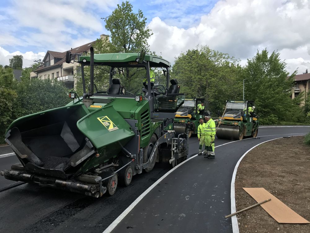 Fertiger baut einen Radweg ein