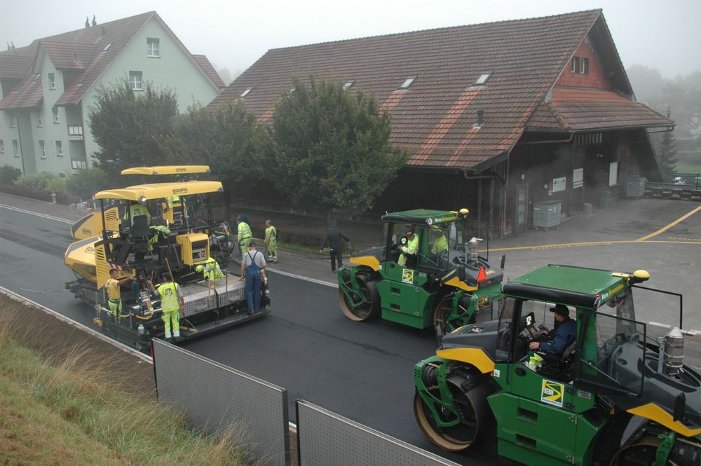Team beim Asphalteinbau im Dorf