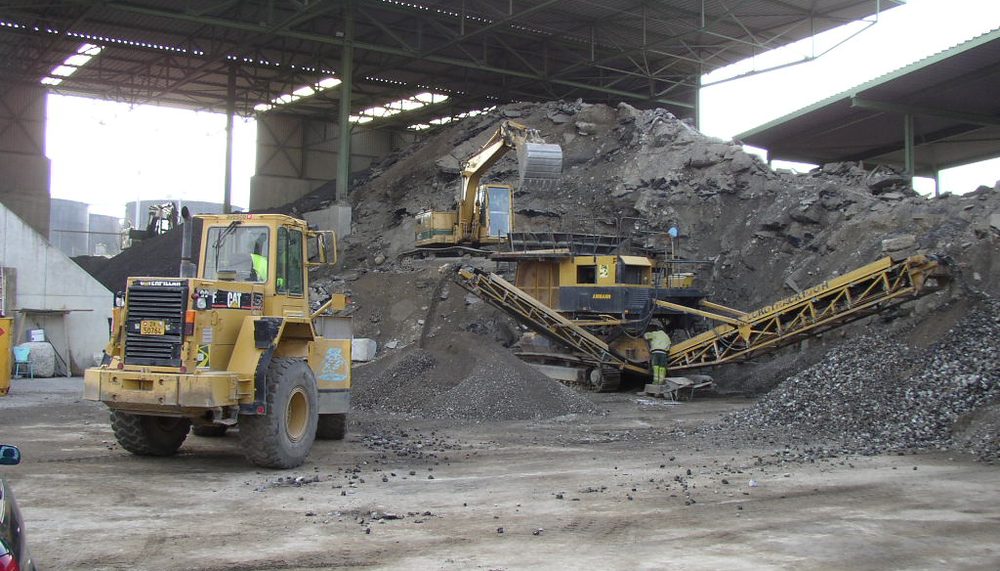 Radlader im Kieswerk