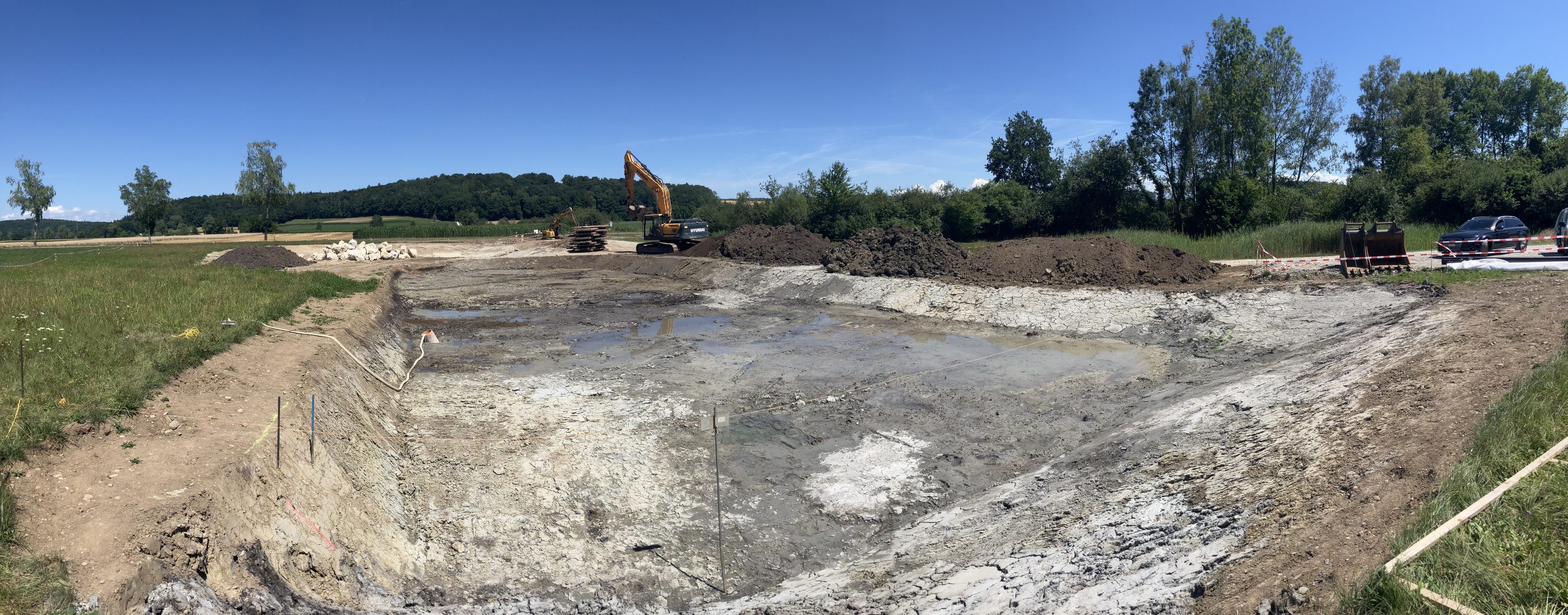 Baugrube der Kern Strassenbau AG mit Bagger beim Aushub