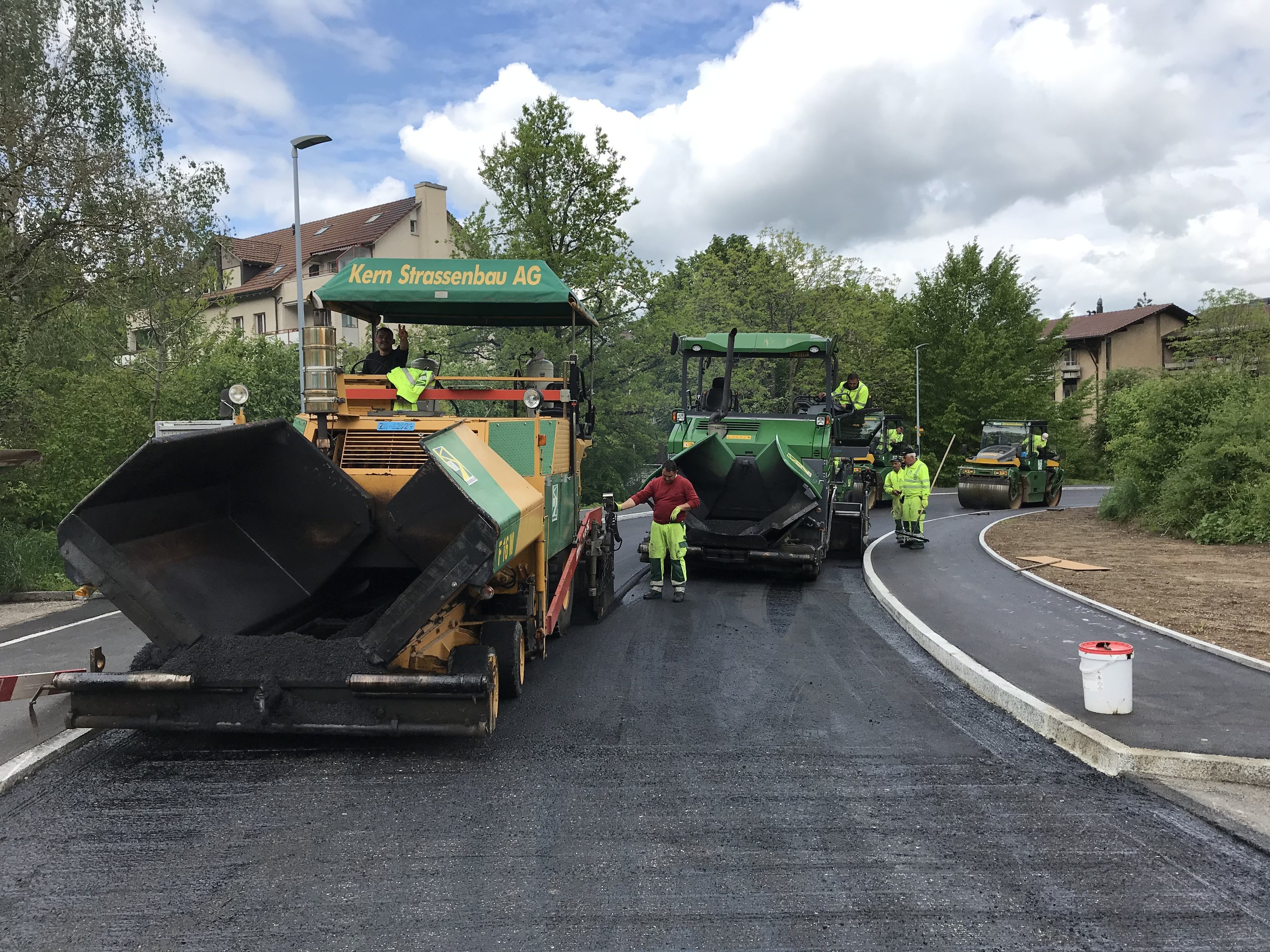 Frisch gepflästerte Verkehrsinsel in einem Wohnquartier