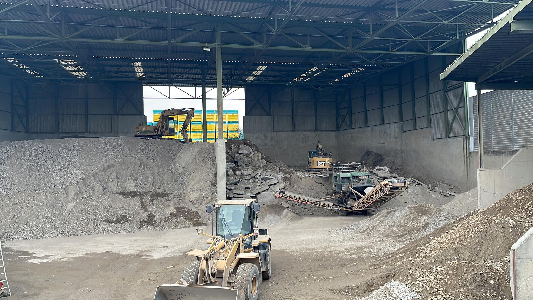 Radlader im Kieswerk der Kern Strassenbau AG in Bülach