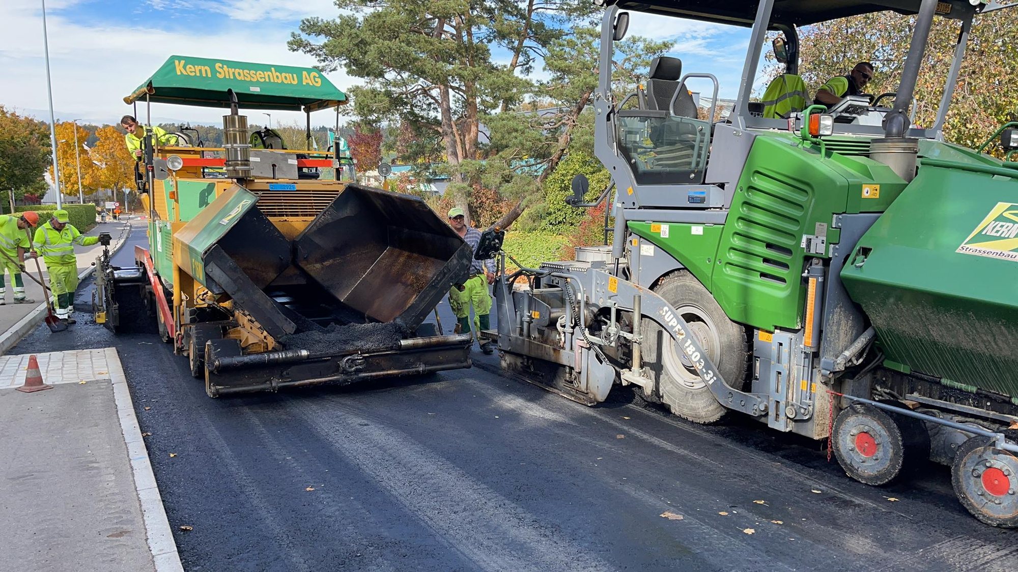 Zwei Belagsfertiger der Kern Strassenbau AG beim Asphalteinbau