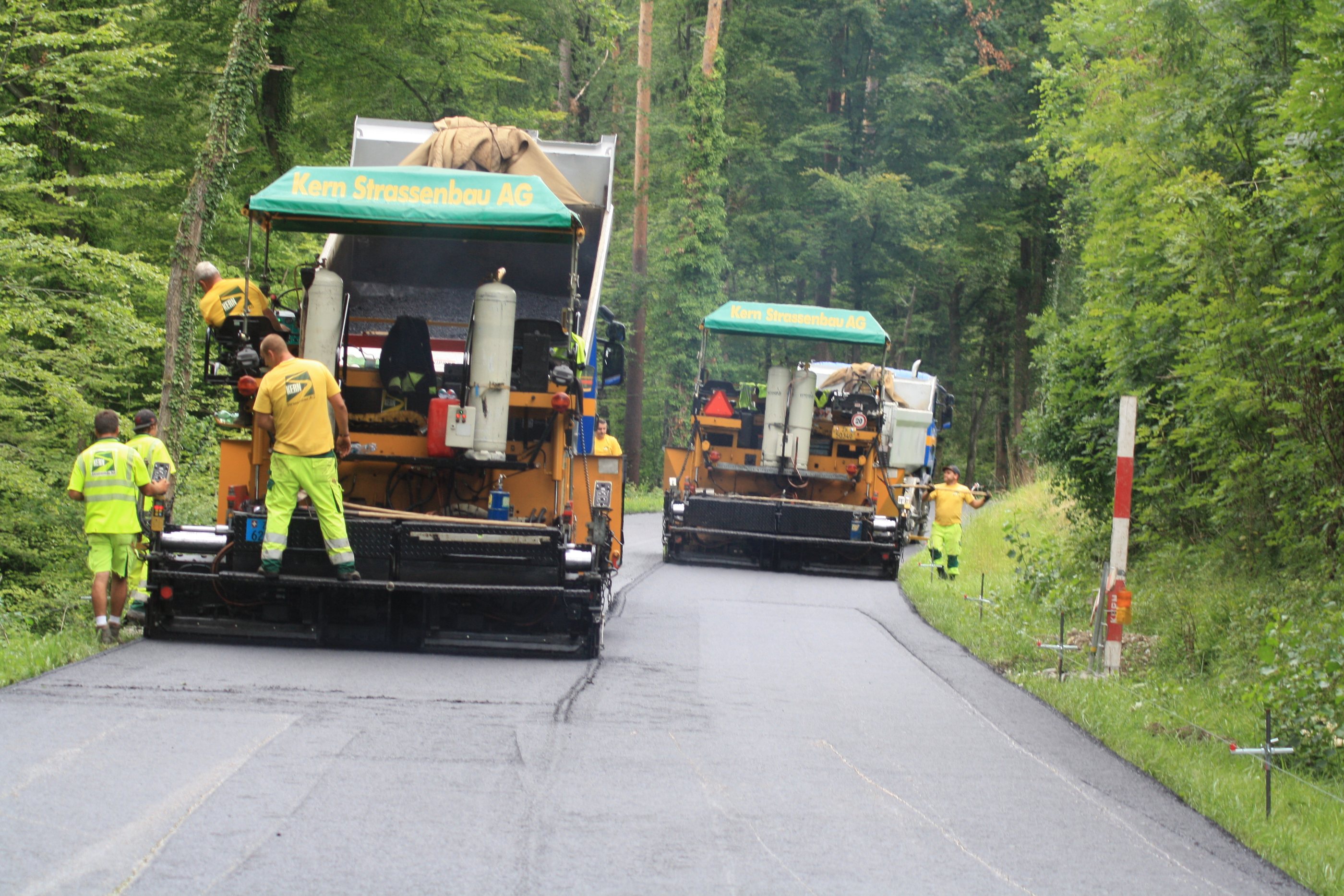 Mitarbeiter der Kern Strassenbau AG beim Belagseinbau mit dem Fertiger