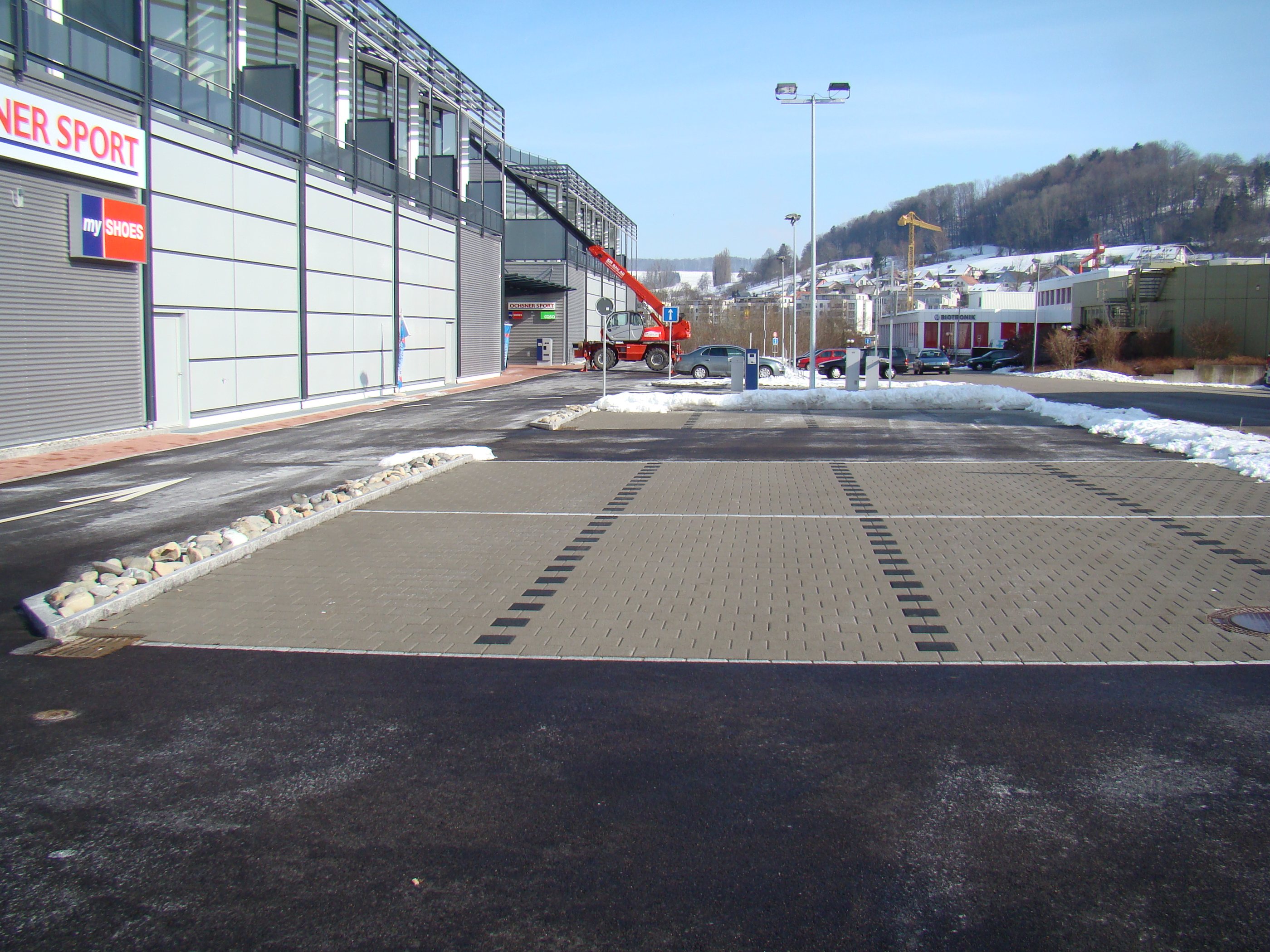 Frisch gepflästerte Verkehrsinsel mit Granitsteinen der Kern Strassenbau AG