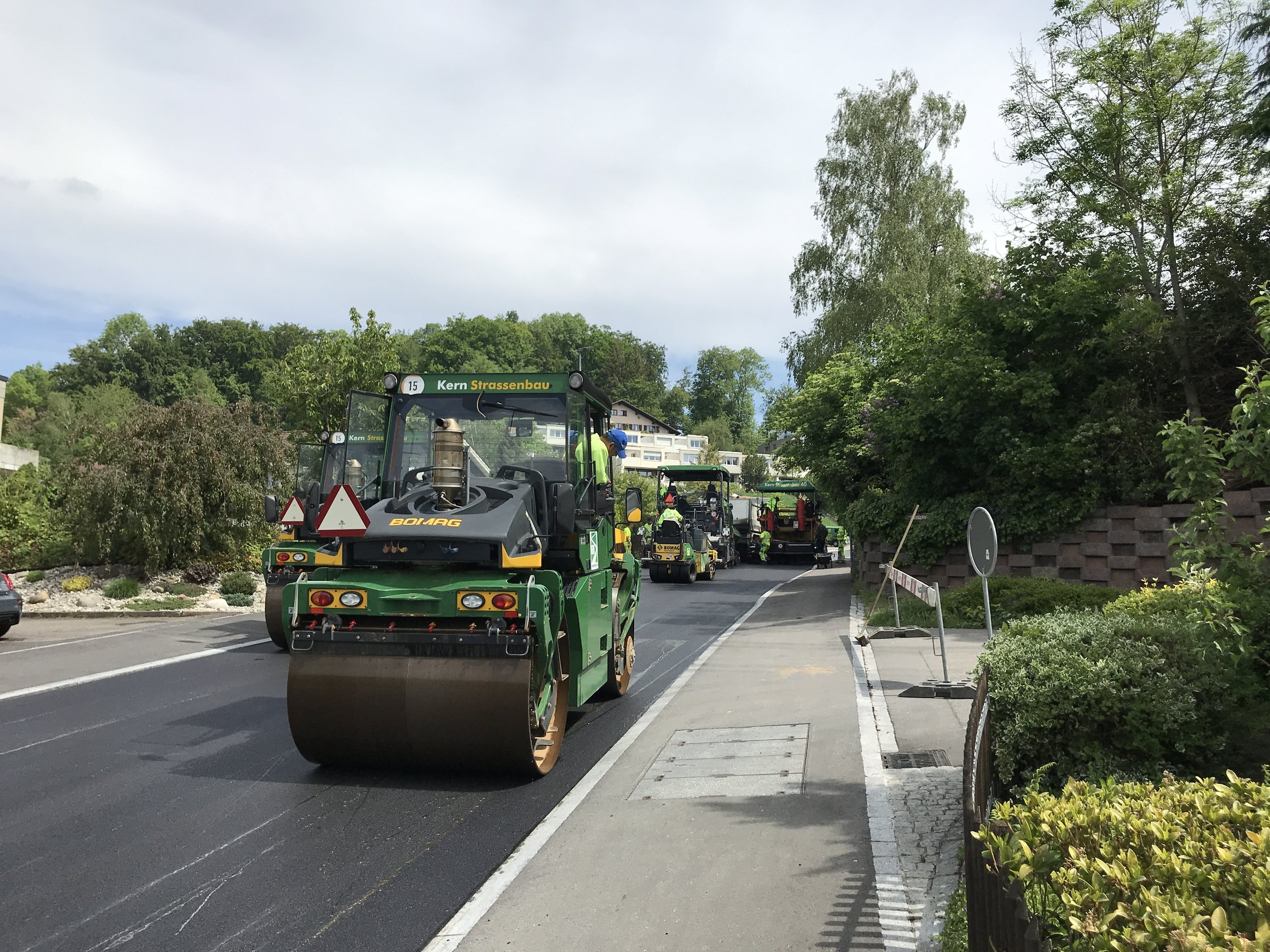 Frisch eingebaute Strasse mit sauberen Randabschlüssen