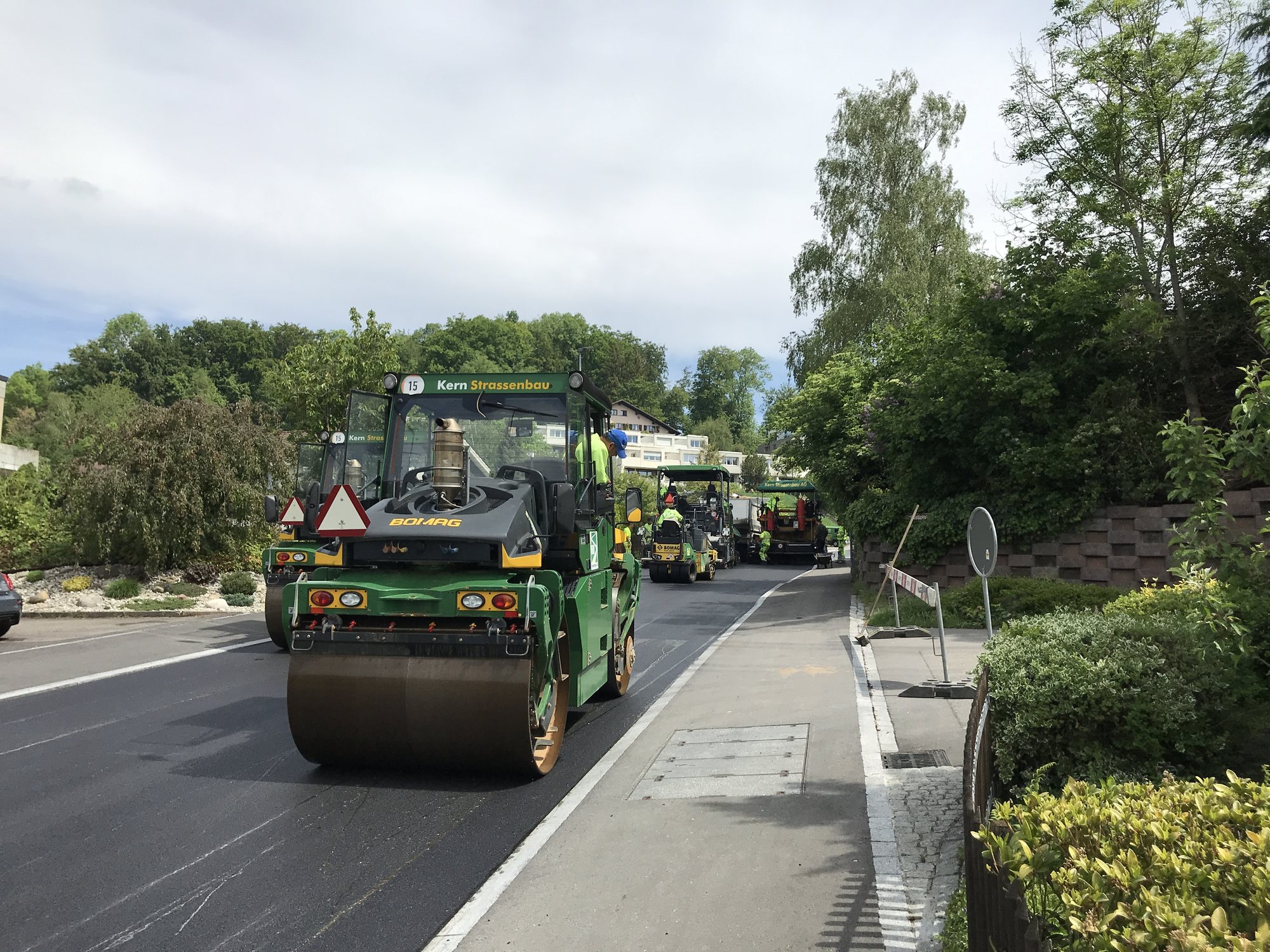 Walze von Kern Strassenbau auf einer frisch asphaltierten Strasse
