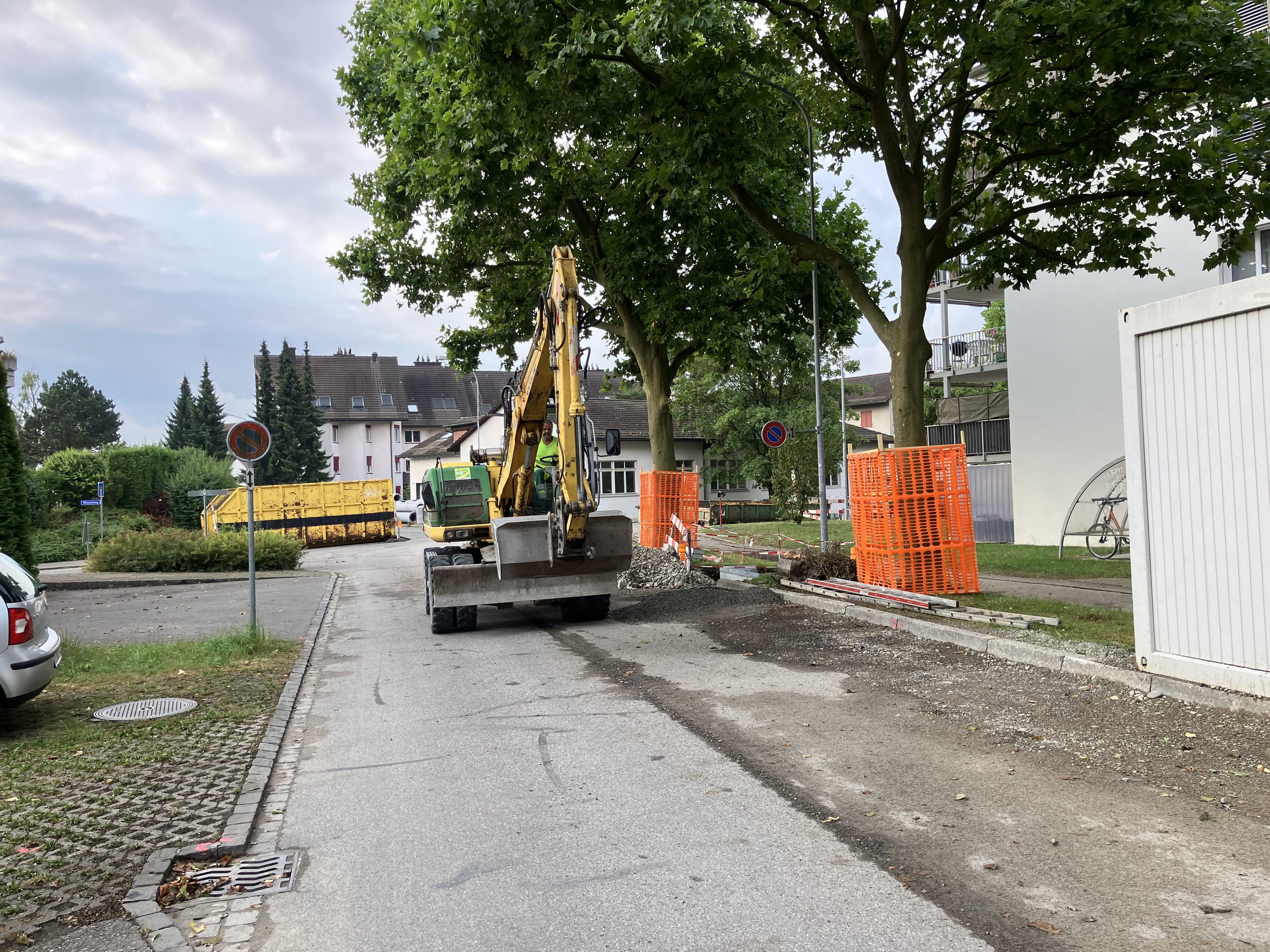 Gesicherter Leitungsgraben auf einer Baustelle der Kern Strassenbau AG