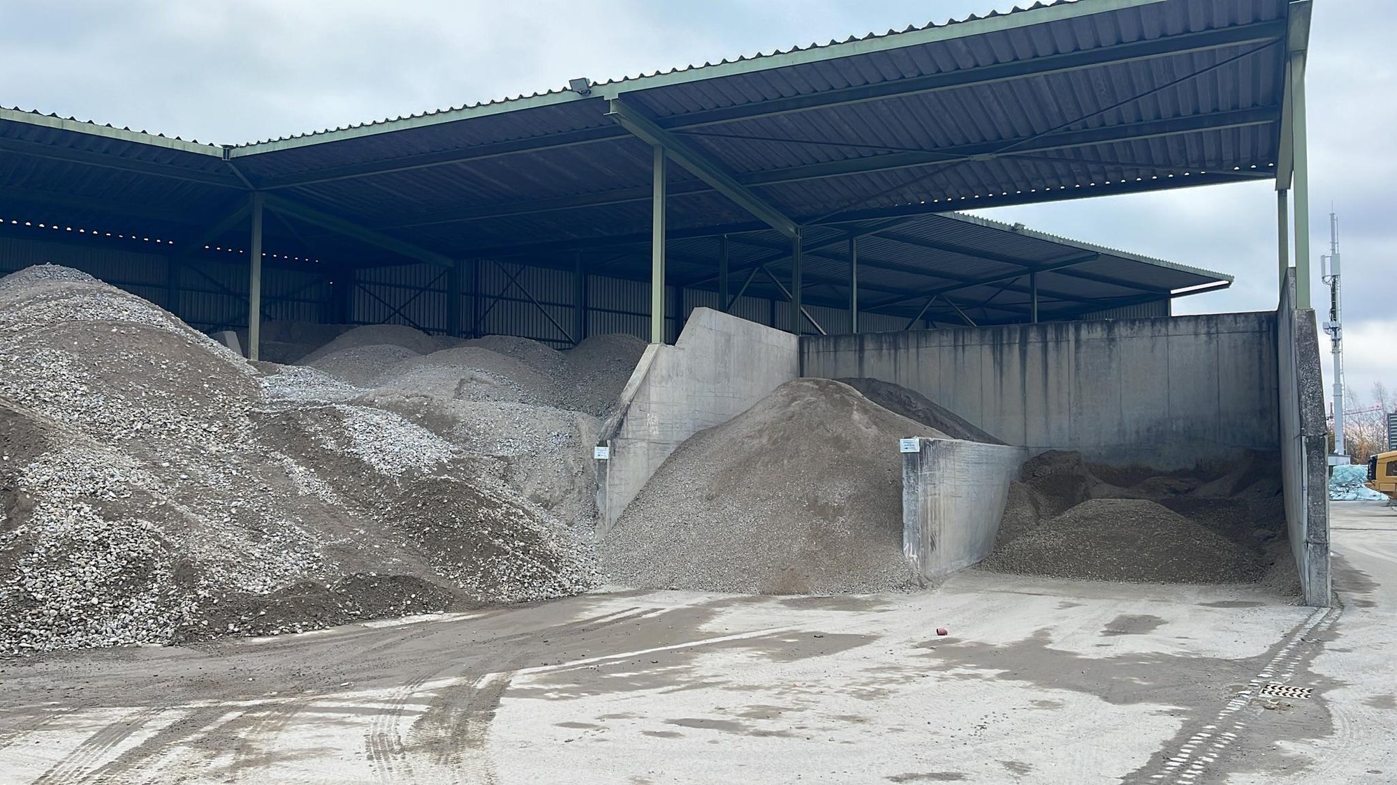Radlader im Kieswerk