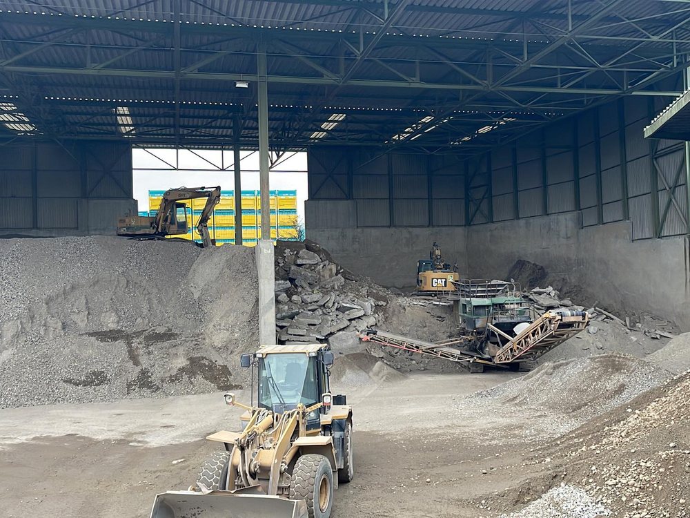 Radlader in der Recyclinghalle des Kieswerks