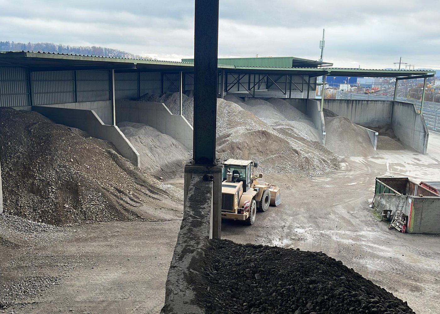 Boxen mit Kies und Recyclingmaterial im Kieswerk der Kern Strassenbau AG