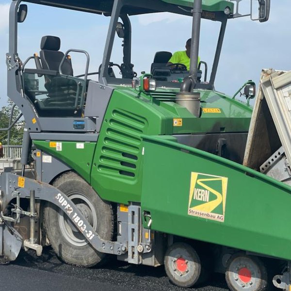 Fertiger der Kern Strassenbau AG beim Belagseinbau